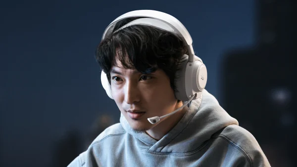 SteelSeries Arctis Nova Pro Omni Wareless Gaming Headphone, Active Noise Cancellation, Compatible with PC, PS5, Xbox, Switch, and more, 61722 - White - Image 3